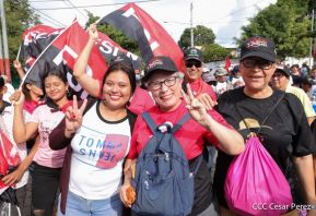 Octubre Victorioso inició con alegre caminata