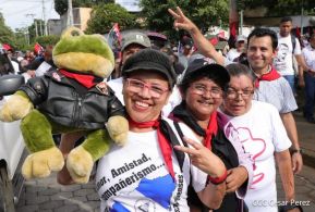 Octubre Victorioso inició con alegre caminata