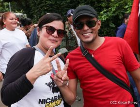 Octubre Victorioso inició con alegre caminata