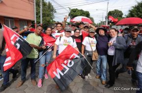 Octubre Victorioso inició con alegre caminata