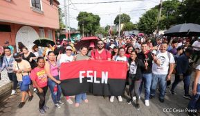 Octubre Victorioso inició con alegre caminata