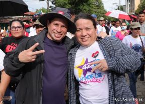 Octubre Victorioso inició con alegre caminata