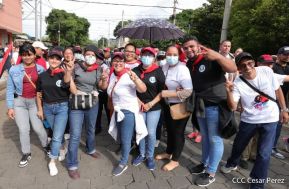 Octubre Victorioso inició con alegre caminata