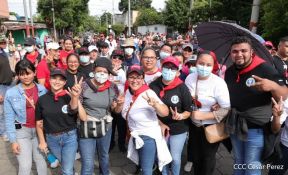 Octubre Victorioso inició con alegre caminata