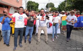 Octubre Victorioso inició con alegre caminata