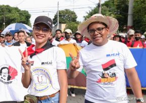Octubre Victorioso inició con alegre caminata