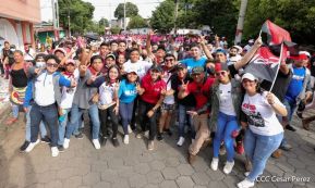 Octubre Victorioso inició con alegre caminata