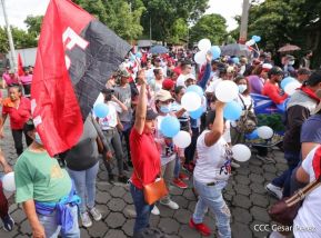 Octubre Victorioso inició con alegre caminata