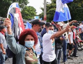 Octubre Victorioso inició con alegre caminata