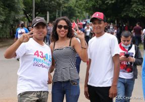 Octubre Victorioso inició con alegre caminata