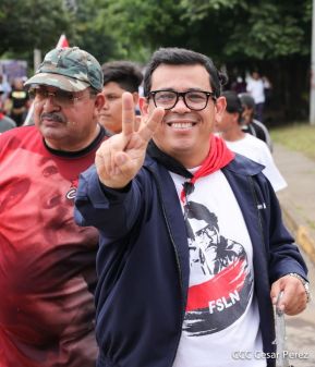 Octubre Victorioso inició con alegre caminata