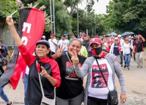 Octubre Victorioso inició con alegre caminata
