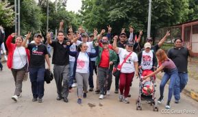 Octubre Victorioso inició con alegre caminata