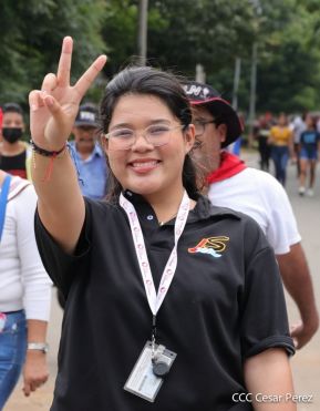 Octubre Victorioso inició con alegre caminata