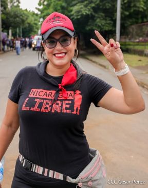 Octubre Victorioso inició con alegre caminata