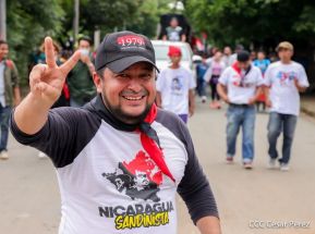Octubre Victorioso inició con alegre caminata