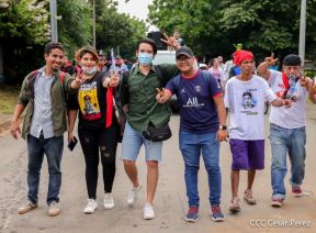 Octubre Victorioso inició con alegre caminata
