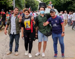 Octubre Victorioso inició con alegre caminata