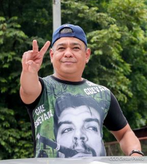 Octubre Victorioso inició con alegre caminata