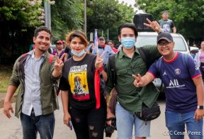 Octubre Victorioso inició con alegre caminata