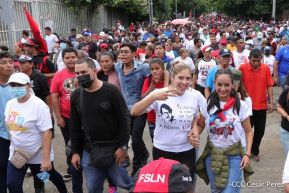 Octubre Victorioso inició con alegre caminata