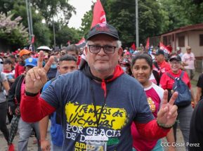 Octubre Victorioso inició con alegre caminata
