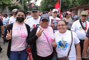 Octubre Victorioso inició con alegre caminata