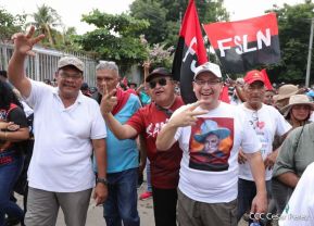 Octubre Victorioso inició con alegre caminata
