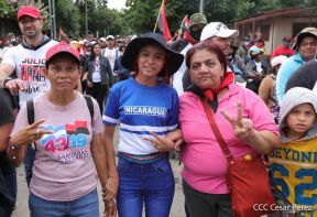 Octubre Victorioso inició con alegre caminata