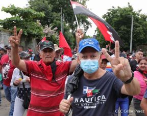 Octubre Victorioso inició con alegre caminata