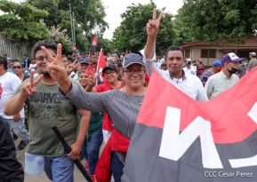 Octubre Victorioso inició con alegre caminata