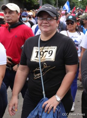 Octubre Victorioso inició con alegre caminata
