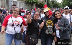 Octubre Victorioso inició con alegre caminata