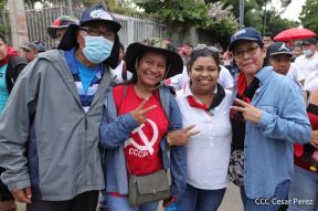 Octubre Victorioso inició con alegre caminata