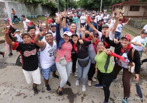 Octubre Victorioso inició con alegre caminata