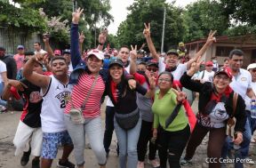 Octubre Victorioso inició con alegre caminata