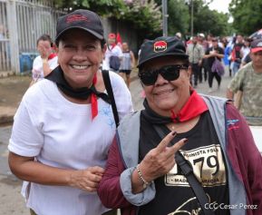 Octubre Victorioso inició con alegre caminata