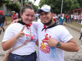 Octubre Victorioso inició con alegre caminata