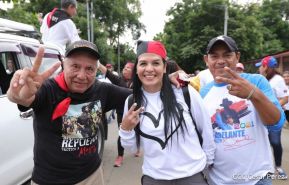 Octubre Victorioso inició con alegre caminata