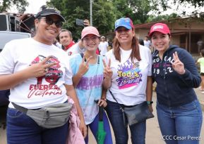 Octubre Victorioso inició con alegre caminata