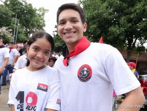 Octubre Victorioso inició con alegre caminata