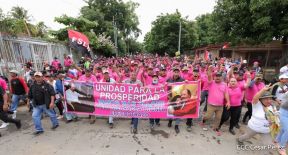 Octubre Victorioso inició con alegre caminata