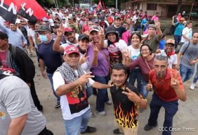 Octubre Victorioso inició con alegre caminata