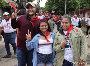 Octubre Victorioso inició con alegre caminata