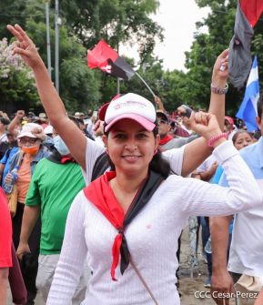 Octubre Victorioso inició con alegre caminata