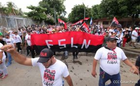 Octubre Victorioso inició con alegre caminata