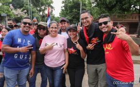 Octubre Victorioso inició con alegre caminata