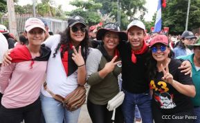 Octubre Victorioso inició con alegre caminata
