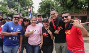 Octubre Victorioso inició con alegre caminata
