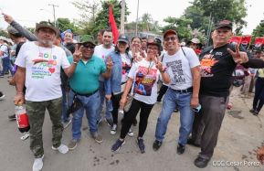 Octubre Victorioso inició con alegre caminata